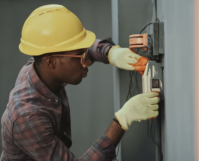 Luz Piscando em Casa em Niterói? Veja 4 Possíveis Causas eletricista carlos silva
